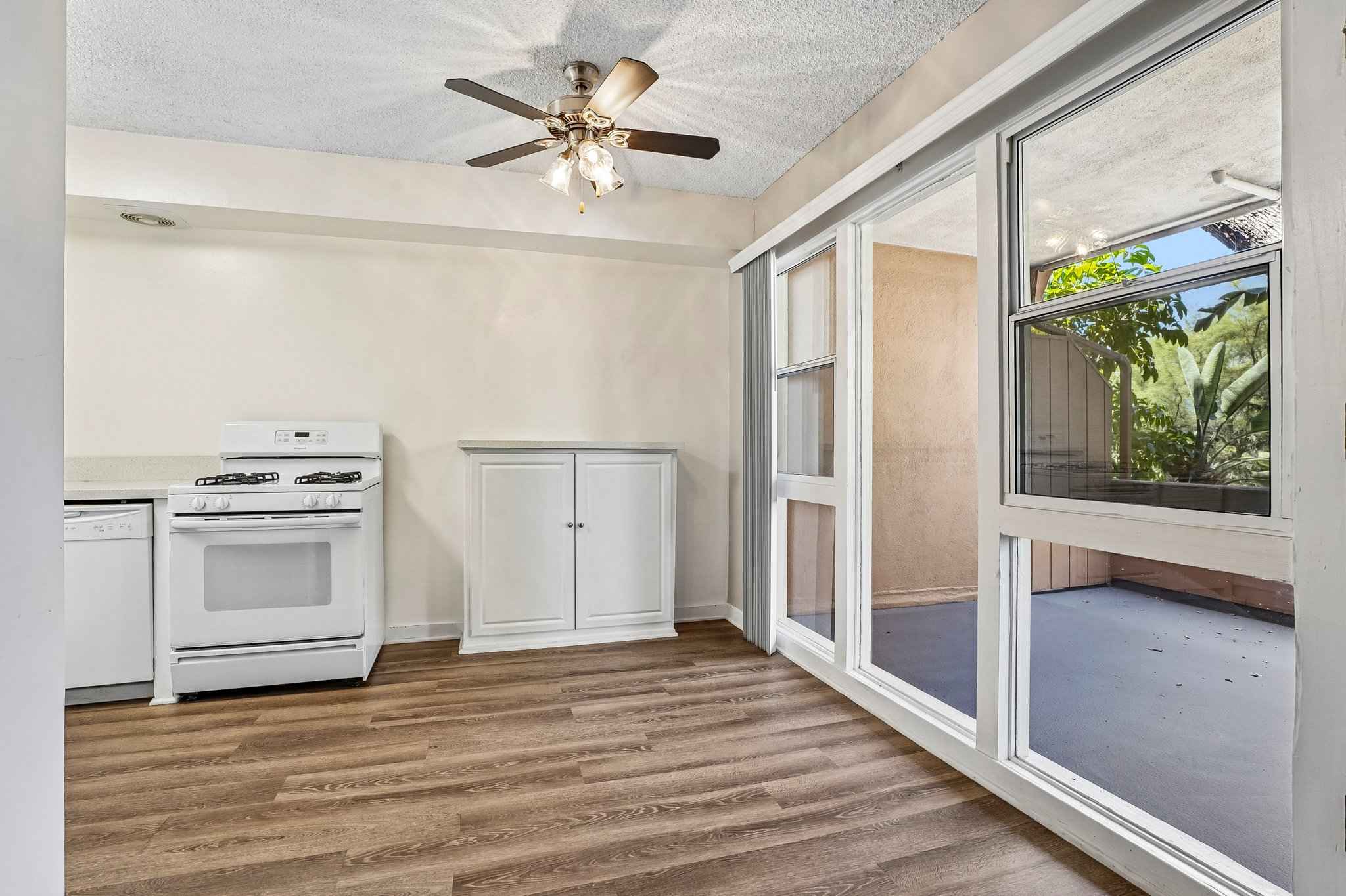 dining area open kitchen at Terraces