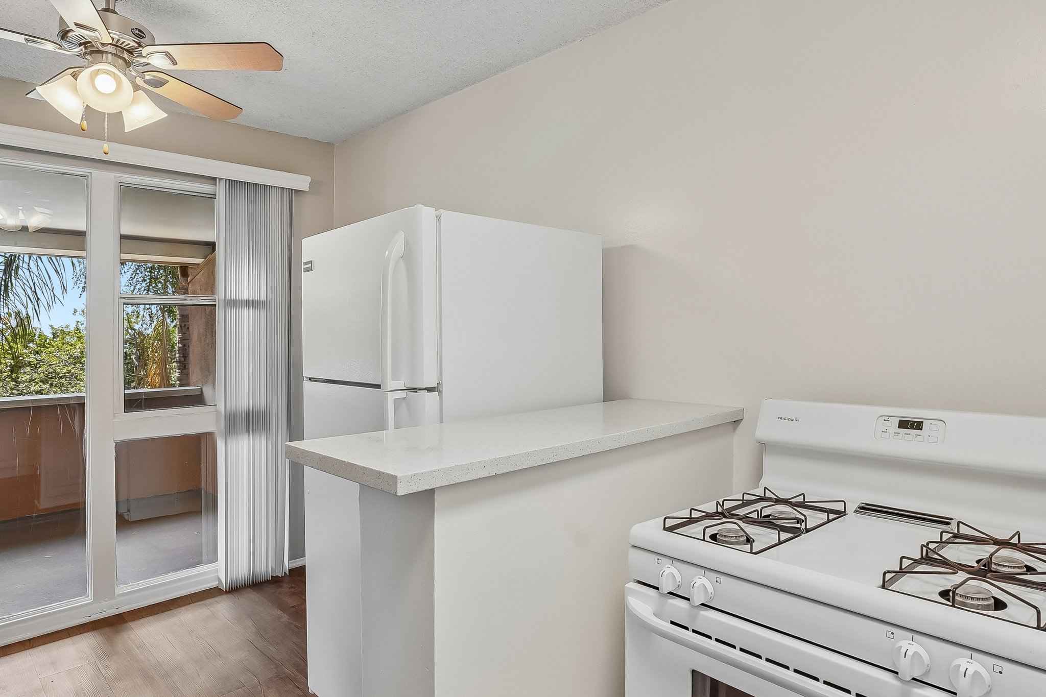 kitchen breakfast bar gas range at Terraces